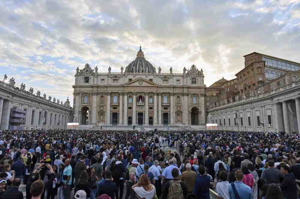 Cardinals return to Sistine Chapel to vote on new pope after first ballot fails